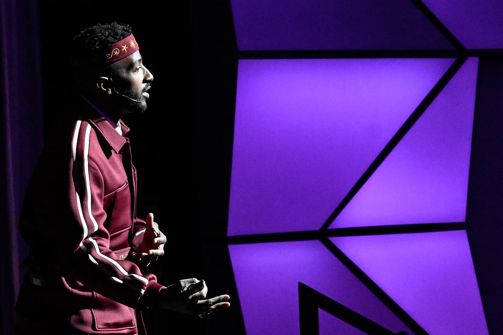 19Keys delivering an address on stage
